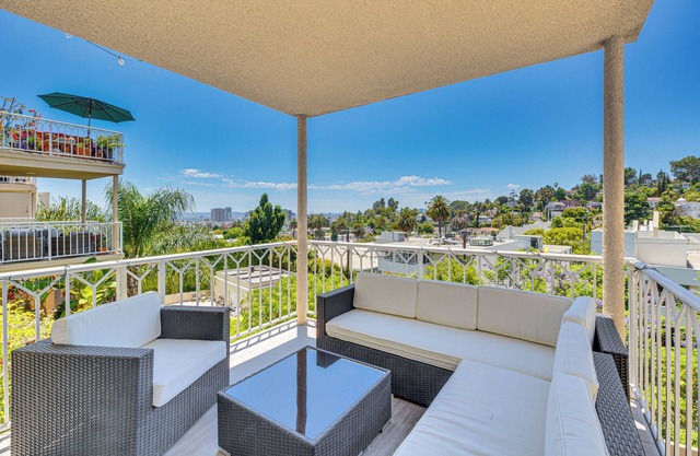 2 Mi to Hollywood: Condo w/Pool & Hot Tub Access