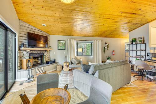 2 Mi to Lake Arrowhead Treetop Retreat with Deck