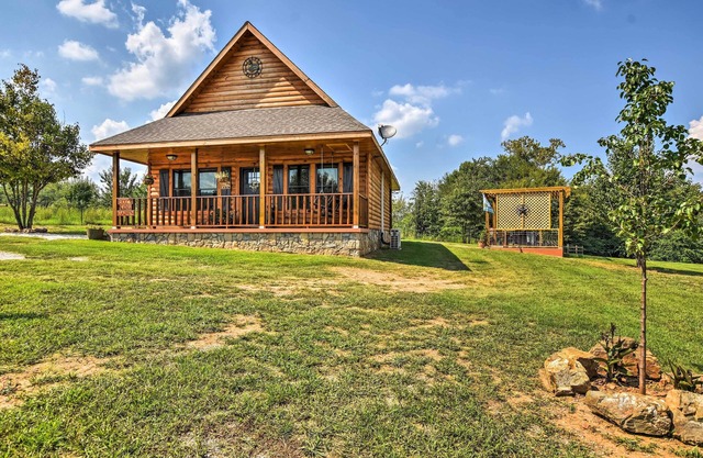 2 Mi to Lake Hamilton: Hot Springs Cabin w/Loft!