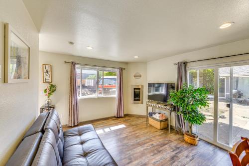 2 Mi to Old Town House with Grill in Eureka!