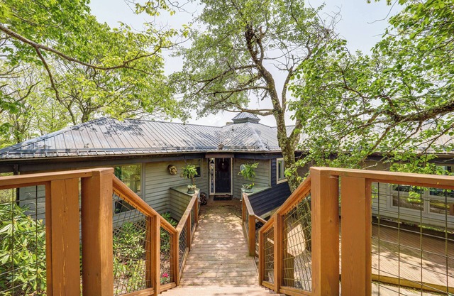 2 Mi to Otter Falls: Hot Tub Haven in Seven Devils