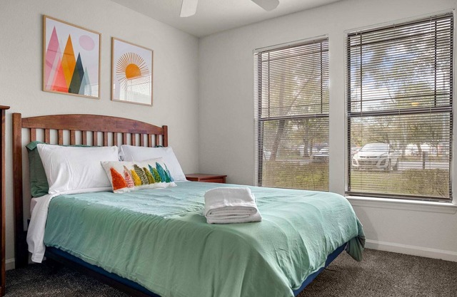 2 MI to USF! Pet Friendly! Pool and Gym!