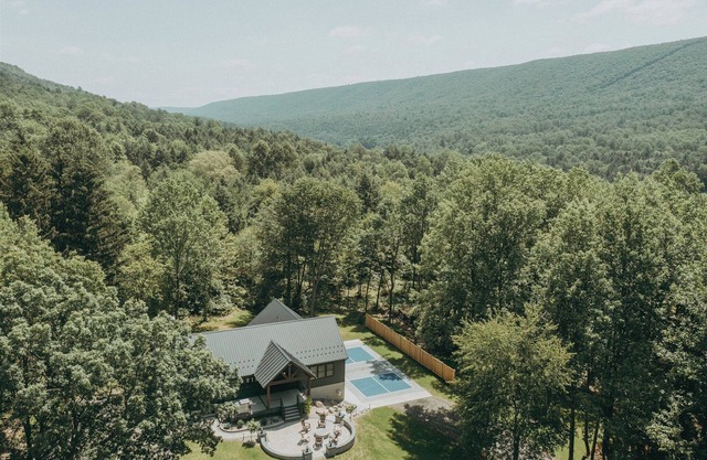 2 Miles from Blue Mountain Ski Resort & 2 Hours from New York City, Philadelphia & Lancaster with luxurious beds, pickleball, hot tub, fireplace, pool table & more