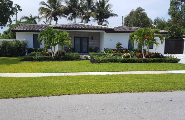 2 Miles from the Beach, Designer Decorated, 3 Bedrooms, 3 Bathrooms