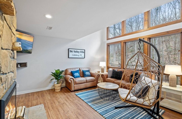 2 miles to Downtown Gatlinburg,GSMNP, walk to Ober Mountain + Pool!