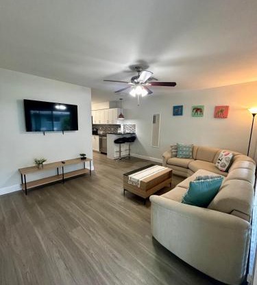 2 min walk to beach with free parking at Lauderdale 21-3