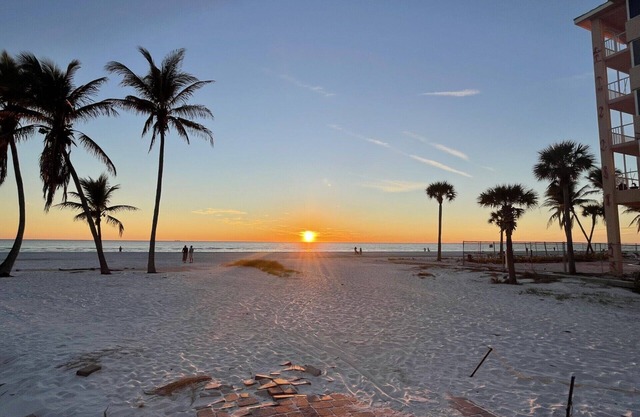 2 MIN WALK to FT MYERS BEACH - VACATION HOME, REMODELED! NEW POOL! SLEEPS 6
