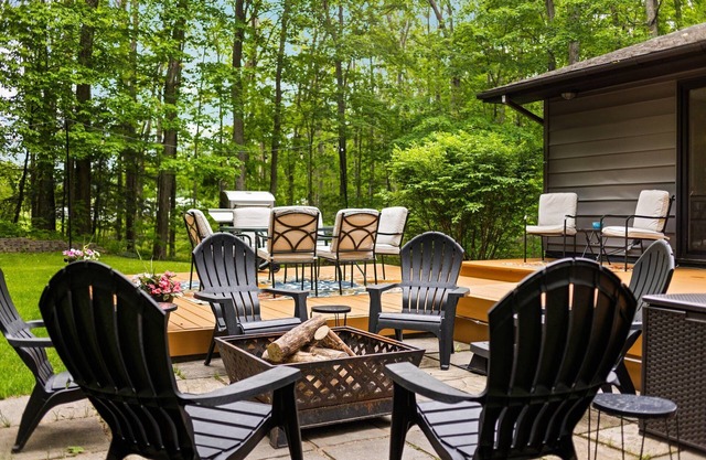 2 mins to Walloon Lake beach-Convenient-Hot tub-Game room-Firepit-Custom Kitchen