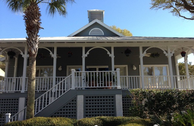 2 minute walk to beach and pool.Perfect for families, enjoy Beach, Golf, Tennis