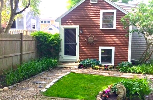 2 Minute Walk to Beach Pet Friendly Romantic Cottage - A/C, fenced yard