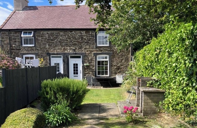 2 MORFA VIEW, family friendly, country holiday cottage in Conwy