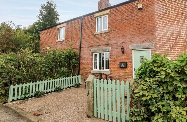 2 MORTON COTTAGES, pet friendly, with open fire in Garstang