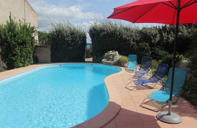 2-person air-conditioned apartment 35 m2 pool, mountain and sea views.