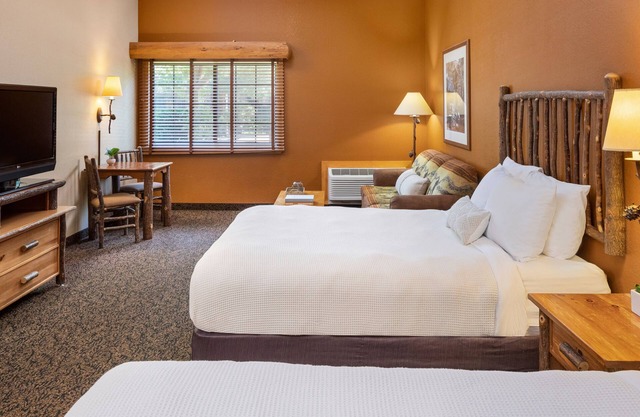 2 Queen Studio With Kitchen, Access to Pool, Hot Tub, and Gym