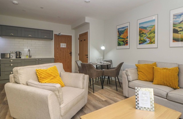 2 ROCK MILL HOLIDAY APARTMENTS, pet friendly, with a garden in Calver