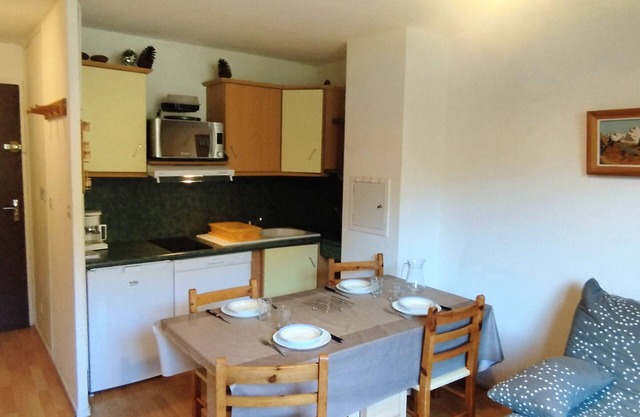 2-Room Apartment at the Foot of the Slopes, Terrace, Close to Lifts