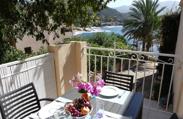 2-room apartment n ° 1 'feet in the water' (cap. 2 to 4 people) south-east