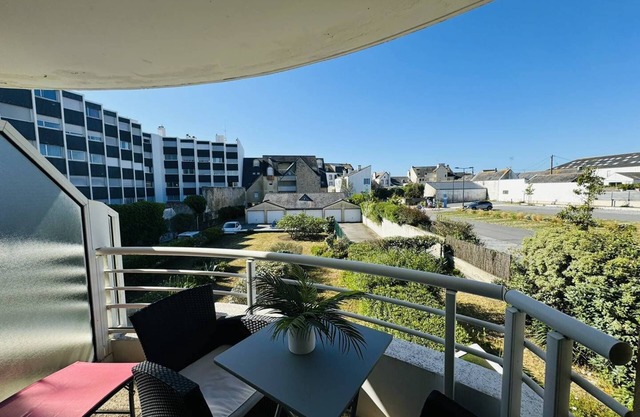2 rooms in the center, 4 min walk to the beach, parking