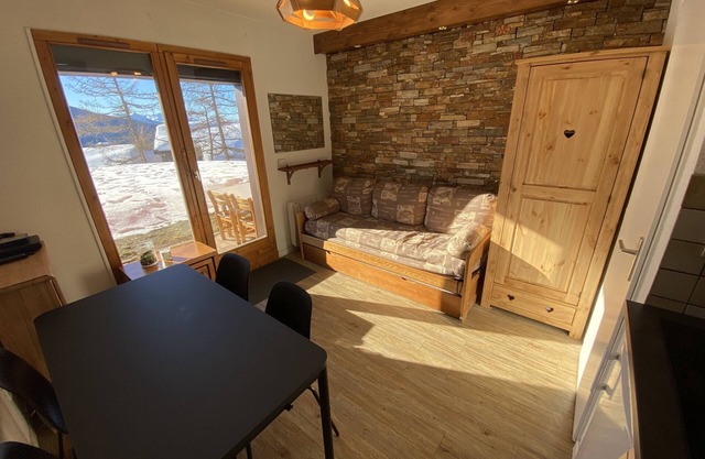 2 rooms + mountain corner, south-facing garden level, covered parking and wifi