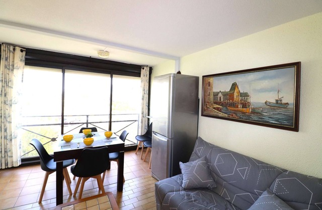2 rooms with swimming pools near the sea and shops