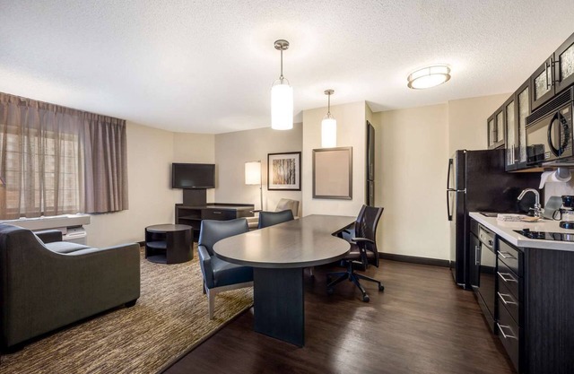 2 Spacious Suites w/Laundry and Full Kitchen, Perfect for Families