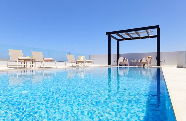 2 steps Maleme beach & Restaurants/Supermarkets/New built villa/NO car needed