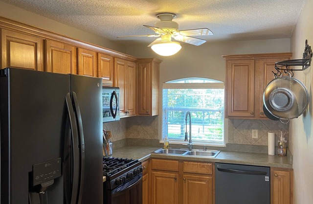 2-story apartment in between Mt Dora and Deland FL. Close to many destinations.
