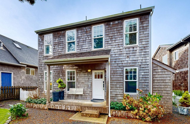 2-story home with beach views, 2 fireplaces, deck, grill, & W/D - walk to beach