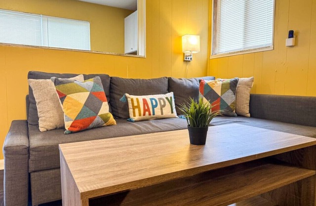 2 Stylish Apartments w/8 Beds & Parking + WIFI!
