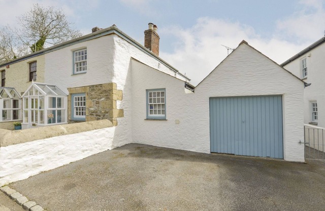 2 TRERISE COTTAGE, pet friendly, with open fire in Manaccan