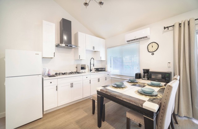 2 TVs - Vaulted Ceiling - Private Kitchen&Entrance