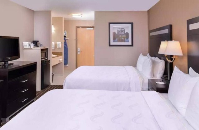 2 x Non-Smoking Two Queens Room at Hotel Nova SFO By FairBridge