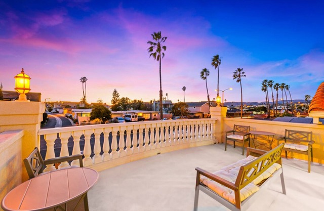 20% Off Sept! RoofTop Deck, Steps To Sand, Hot Tub