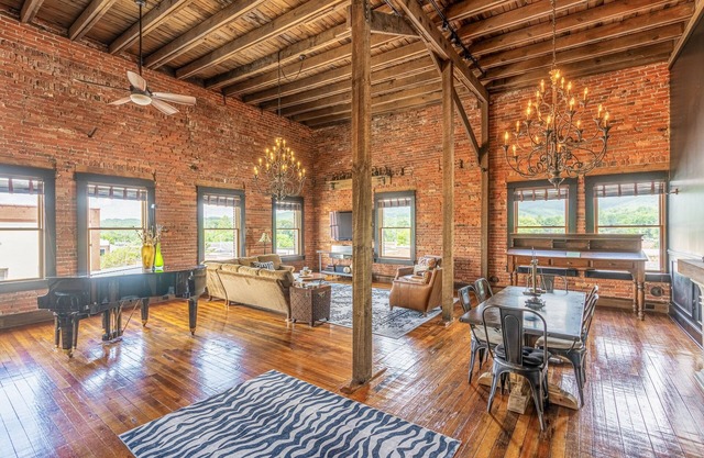 2000 sqft Historic Loft in Downtown Brevard - Near Waterfalls, Dining & More