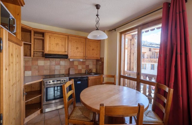 200m from ski slopes, fitness, swimming pool, sauna, hammam, balcony, tv, ski locker, 30m²