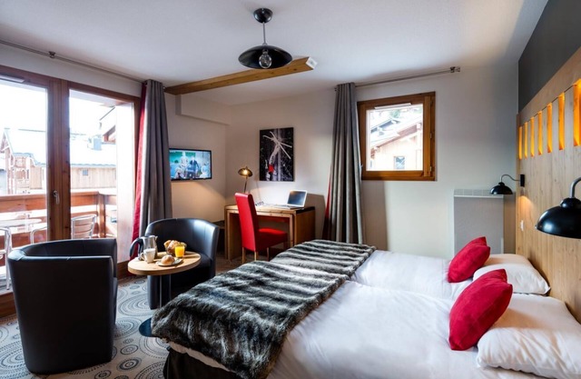 200m from ski slopes, swimming pool, sauna, hammam, terrace, balcony, tv, ski locker, 50m²