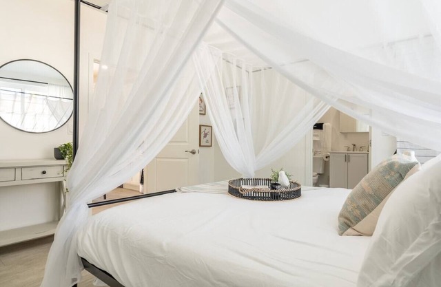 202 Broadway · Modern Home W/Charming King Suite | 6Mi to Disney!