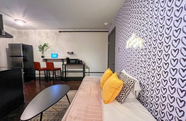 208 - 1BDR in Downtown WorkFriendly
