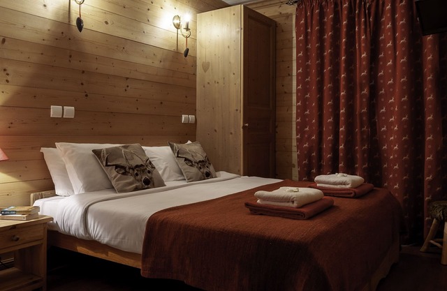 21 bed chalet with hot tub, sauna and games room