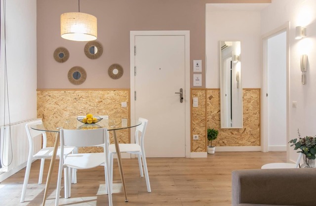21 Bright, cozy Apt. with balcony in Gracia