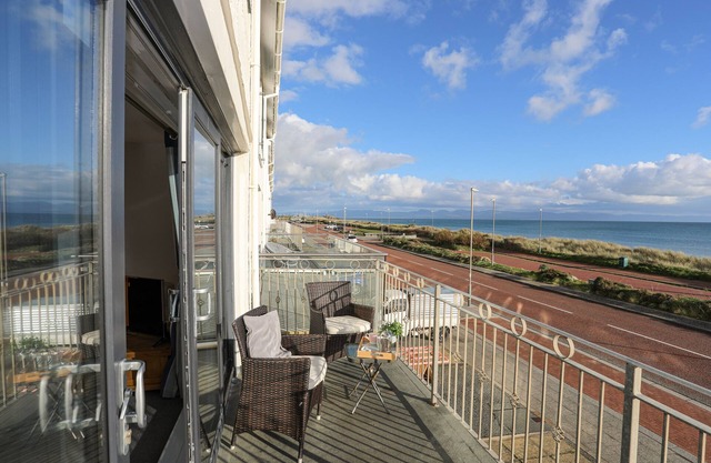 21 MIN Y MOR, pet friendly, character holiday cottage in Pwllheli