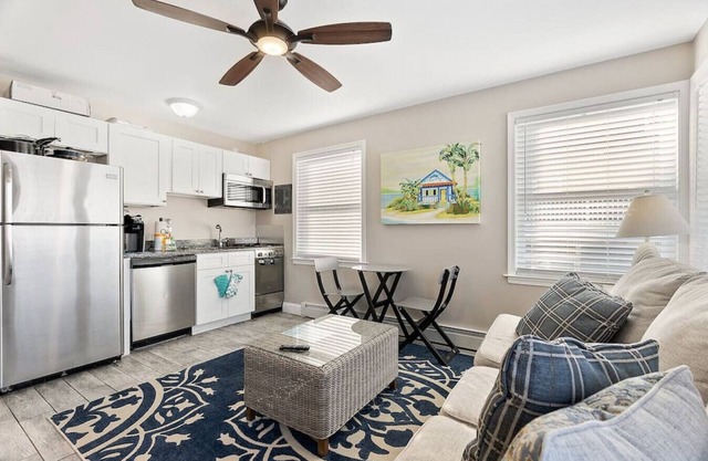 210 33rd Unit 3 Beach Bliss! - Parking - Beach 2 Blocks Away!