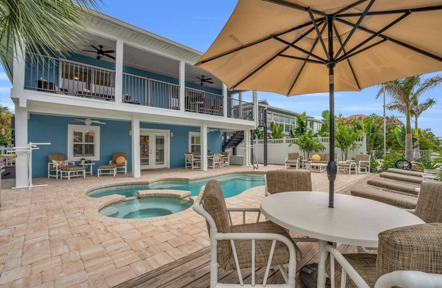 218 Canal-Front 2BR: Pool, Spa & Boat Dock Near Beach