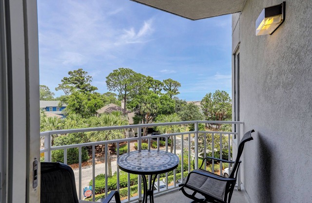 2303 Seacrest - 2 Oceanfront Pools, Beach Bar, & Steps to the Beach!