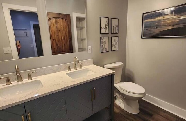 24 A Gorgeous Master Bedroom Close to DT GVL