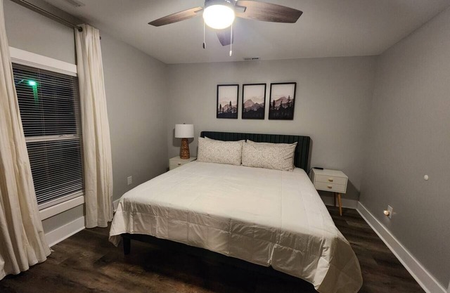 24 C King Room close to DT GVL -w/shared Bathroom