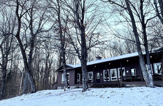 24 Guests Group Getaway House with large lawn