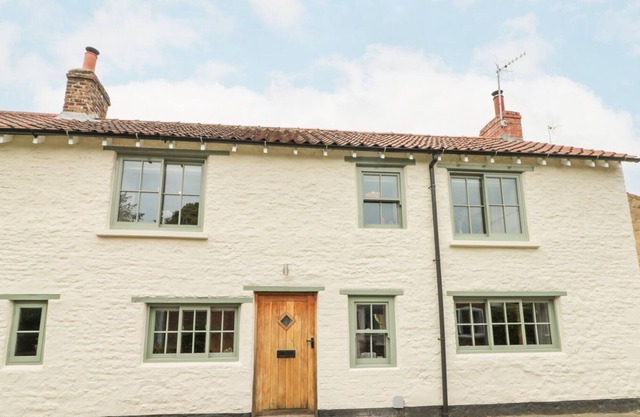 24 HALL GARTH LANE, family friendly, with open fire in West Ayton