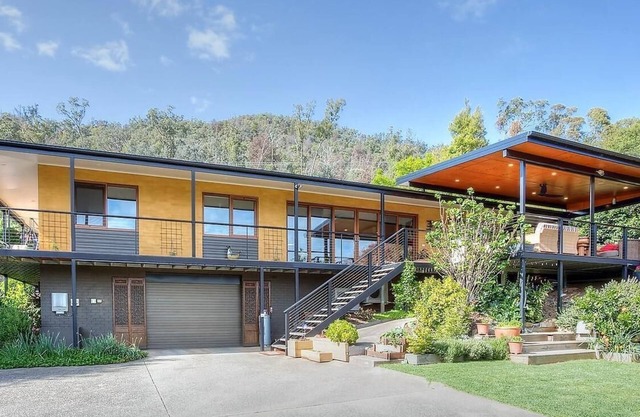 25 Walkers Lane - Luxurious living with breath taking views