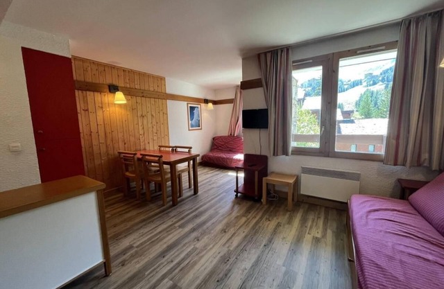 250m from ski slopes, floor -2, view ski slopes, swimming pool, balcony, tv, ski locker, 30m²